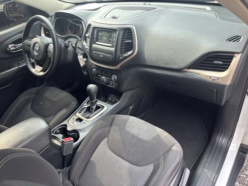 Used 2016 Jeep Cherokee Latitude FWD image 11