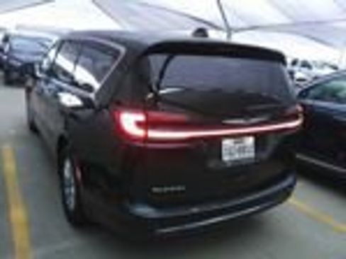 Used 2023 Chrysler Pacifica Touring-L FWD image 4
