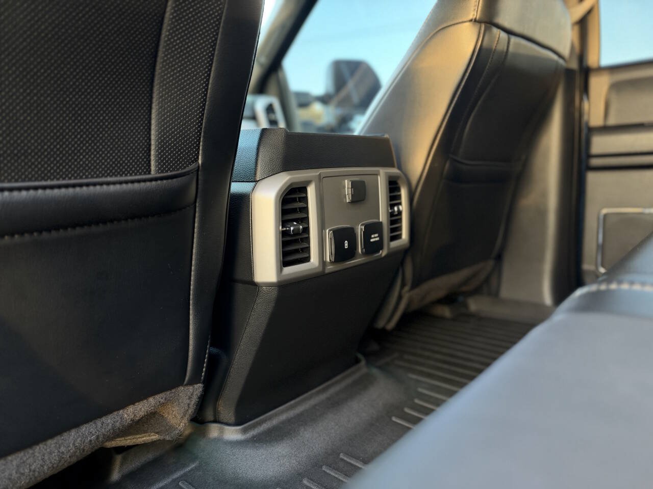 Used 2019 Ford F350 Lariat w/ Lariat Value Package AWD/4WD image 33