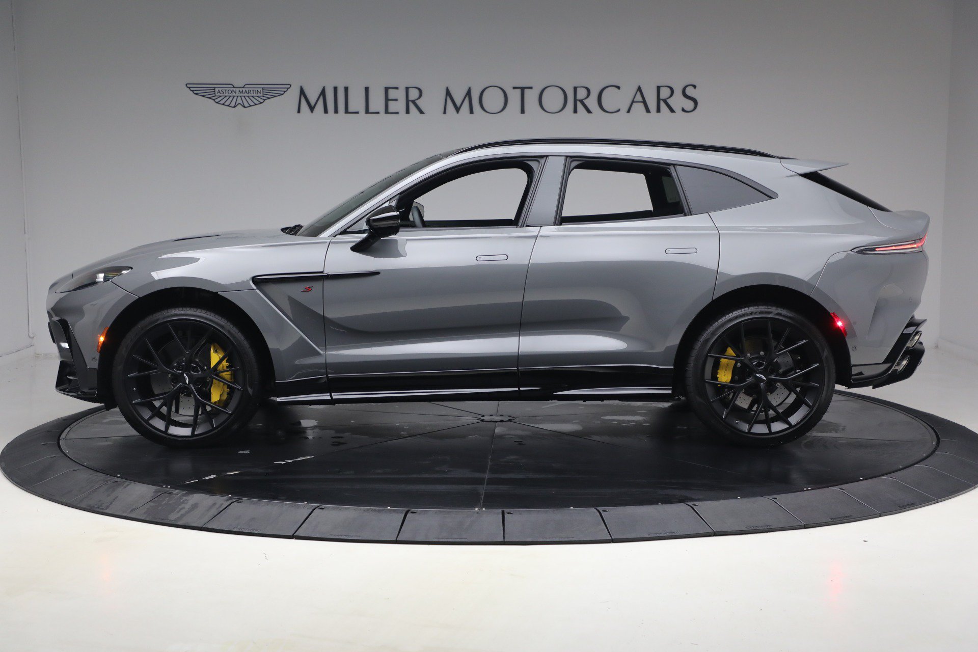 Used 2026 Aston Martin DBX S AWD/4WD image 3