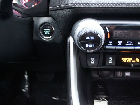 Used 2020 Toyota RAV4 XLE Premium image 31