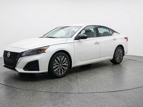 Used 2025 Nissan Altima 2.5 SV image 3