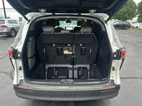 Used 2025 Toyota Sienna XLE FWD image 9