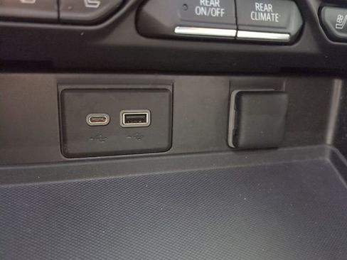 Used 2023 GMC Yukon SLT w/ SLT Luxury Package image 30