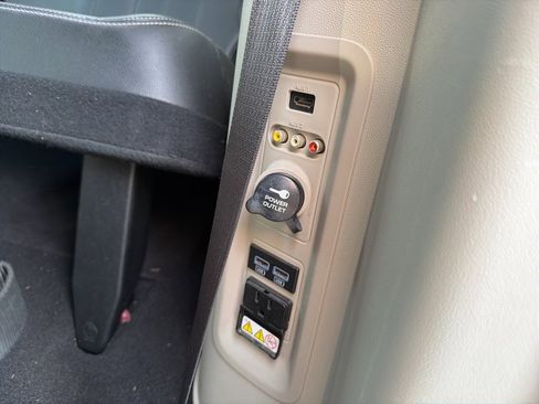 Used 2016 Chrysler Town & Country Touring-L image 20