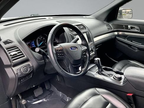 Used 2019 Ford Explorer XLT w/ Equipment Group 202A AWD/4WD image 11