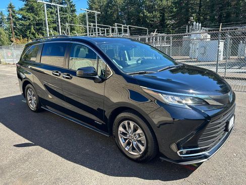 Used 2021 Toyota Sienna XLE w/ XLE Plus Package AWD/4WD image 3
