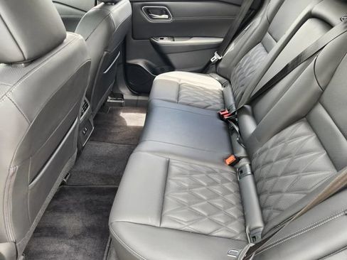 Used 2025 Nissan Rogue Platinum FWD image 28