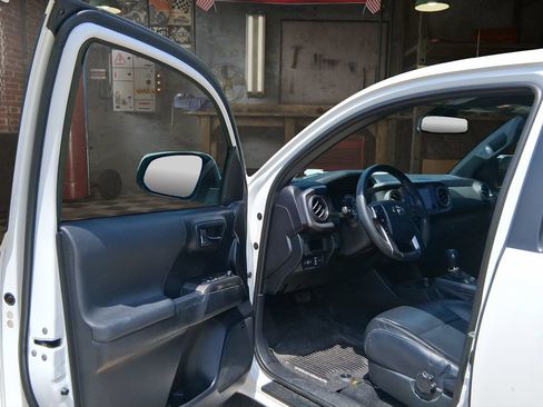 Used 2019 Toyota Tacoma TRD Sport AWD/4WD image 13