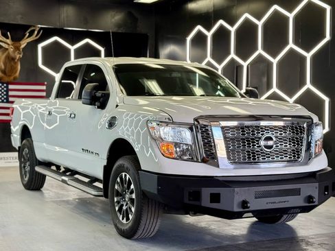 Used 2017 Nissan Titan SV image 4