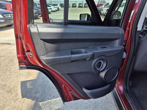 Used 2008 Jeep Commander Sport RWD image 12
