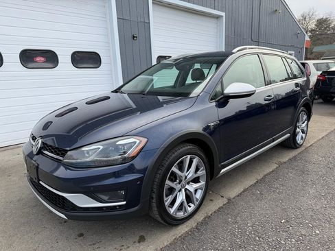 Used 2019 Volkswagen Golf Alltrack SE image 1
