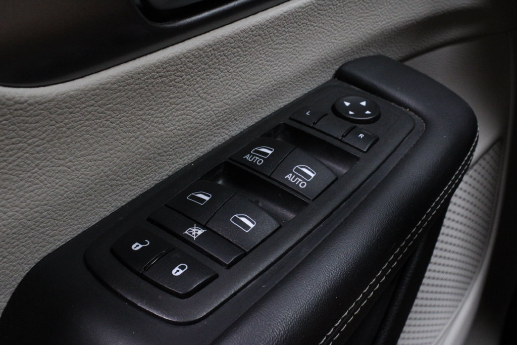 Used 2024 Chrysler Pacifica Touring-L FWD image 26