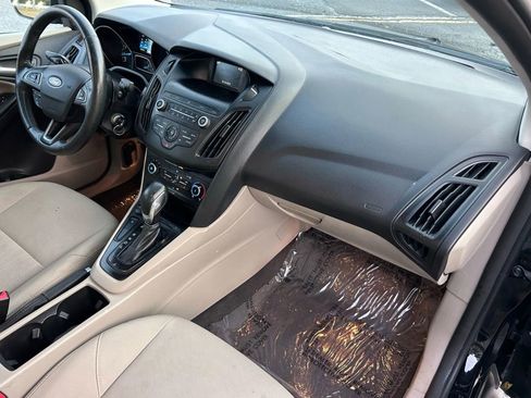 Used 2018 Ford Focus SE w/ Cold Weather Package image 9