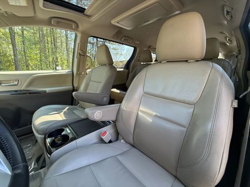 Used 2016 Toyota Sienna XLE Premium FWD image 10