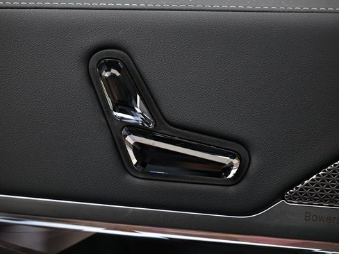 Used 2025 BMW 740i w/ Premium Package image 15