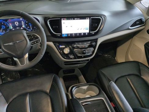 Used 2024 Chrysler Pacifica Touring-L image 23