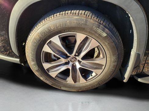 Used 2024 Toyota Highlander XLE image 30