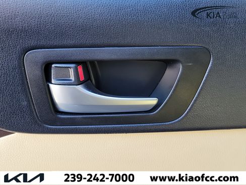Used 2019 Toyota Highlander XLE FWD image 18