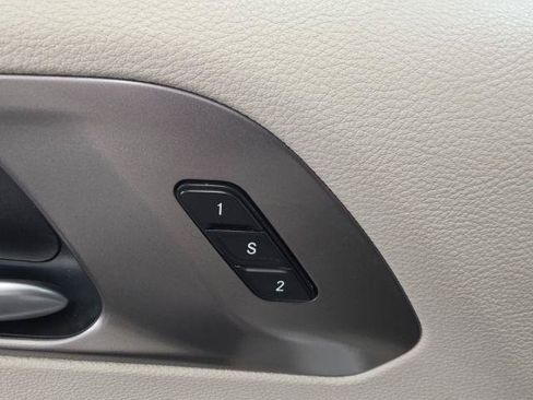 Used 2018 Chrysler Pacifica Limited w/ Tire & Wheel Group FWD image 37