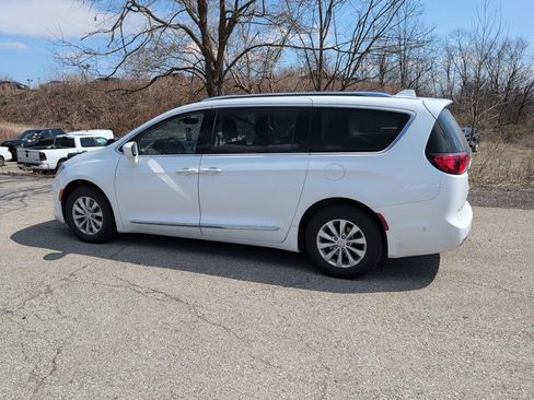 Used 2019 Chrysler Pacifica Touring-L w/ Advanced Safetytec Group image 4