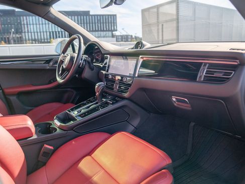 Certified 2026 Porsche Macan AWD/4WD image 26