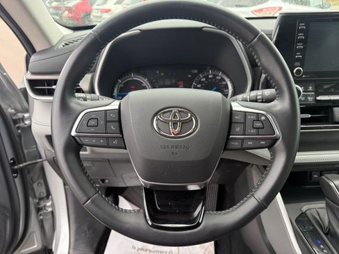 Certified 2021 Toyota Highlander XLE AWD/4WD image 9