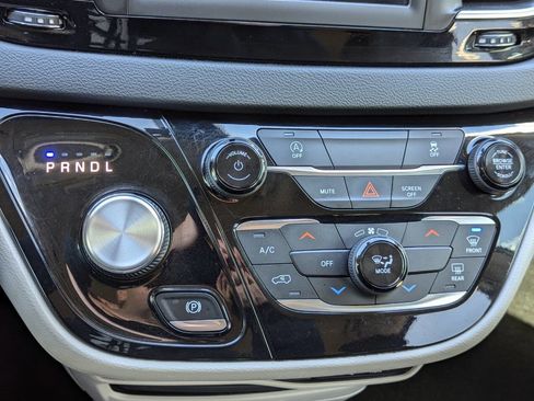 Used 2020 Chrysler Voyager Lxi image 23