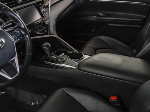 Used 2018 Toyota Camry SE FWD image 19