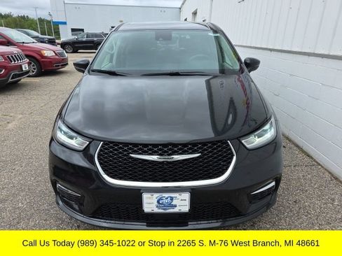 Used 2023 Chrysler Pacifica Touring-L FWD image 4