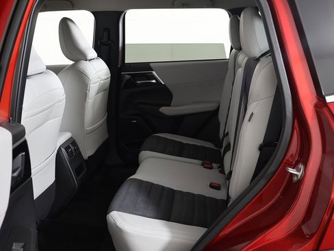 New 2025 Mitsubishi Outlander SE image 31