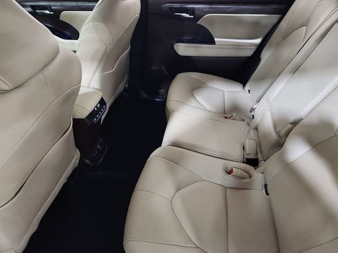 Used 2021 Toyota Highlander Limited FWD image 53