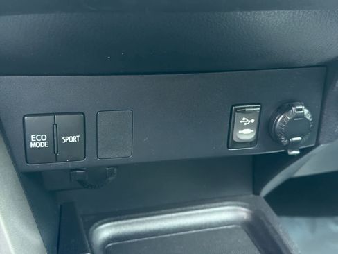 Used 2017 Toyota RAV4 LE w/ All Weather Liner Package AWD/4WD image 31