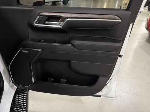Used 2024 Chevrolet Silverado 1500 LTZ AWD/4WD image 38