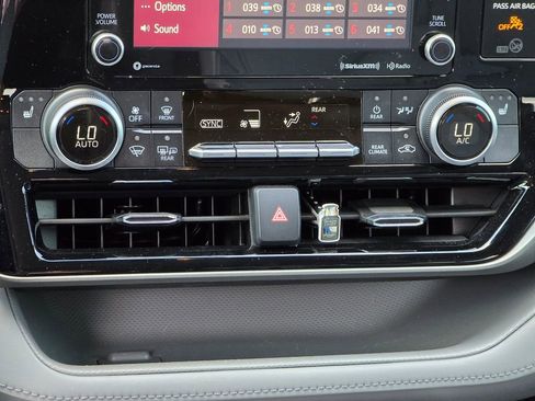 Used 2021 Toyota Highlander XLE image 22