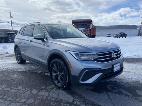 Used 2023 Volkswagen Tiguan SE w/ Panoramic Sunroof Package image 1