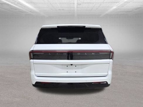 Used 2025 Lincoln Navigator Reserve AWD/4WD image 6