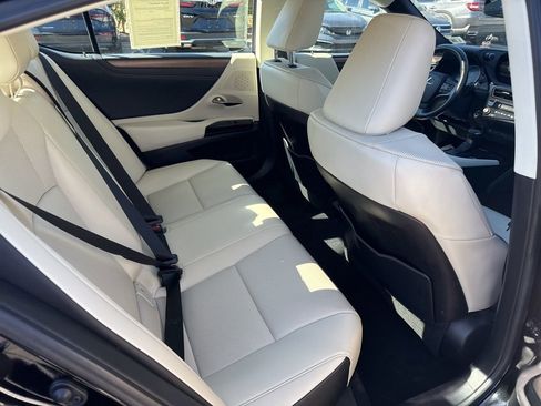 Used 2023 Lexus ES 250 w/ Premium Package image 10