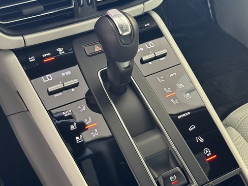 Certified 2025 Porsche Macan AWD/4WD image 25