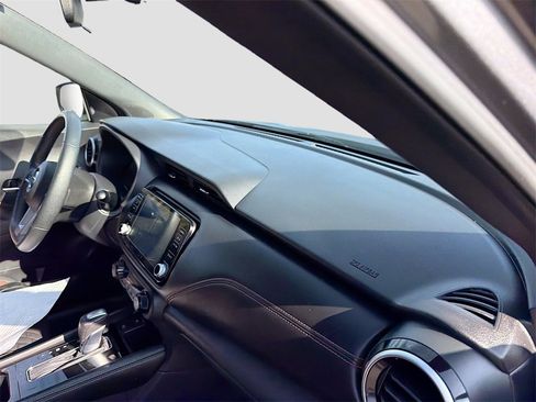 Used 2021 Nissan Kicks SR w/ Exterior Package image 29