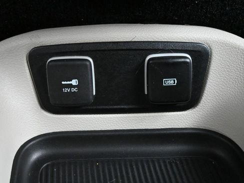 Used 2017 Chrysler Pacifica Touring-L w/ Tire & Wheel Group image 15