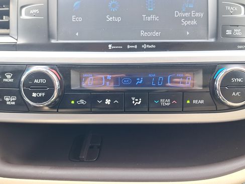 Used 2017 Toyota Highlander XLE AWD/4WD image 21