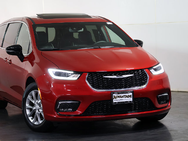 Used 2026 Chrysler Pacifica Limited FWD image 6