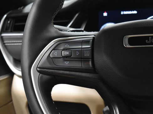 Used 2023 Jeep Grand Cherokee Limited w/ Luxury Tech Group II AWD/4WD image 8