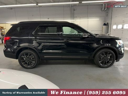 Used 2017 Ford Explorer XLT w/ Equipment Group 202A AWD/4WD image 6