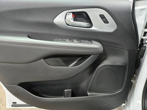Used 2024 Chrysler Pacifica Touring-L w/ S Appearance Package AWD/4WD image 8