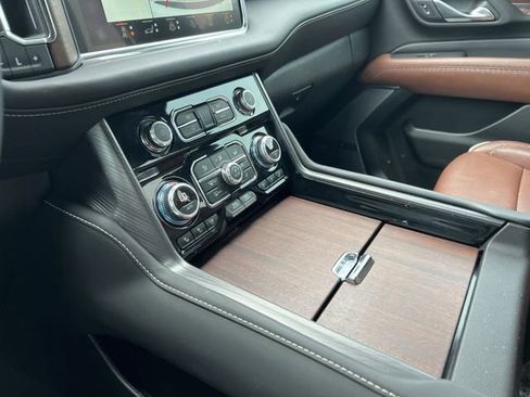 Used 2024 GMC Yukon Denali Ultimate image 17