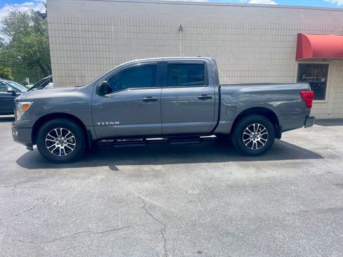 Used 2024 Nissan Titan SV w/ SV Convenience Package RWD image 2