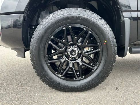 Used 2024 Nissan Titan SV w/ SV Convenience Package image 11