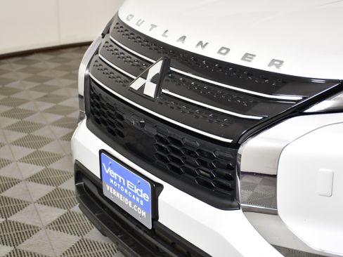 Used 2024 Mitsubishi Outlander ES AWD/4WD image 11